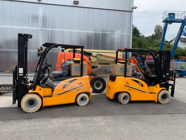 Bild 0 einer Mietmaschine vom Typ 3.5-tonne Electric Forklift | Maximal FBA35-JZ 4500 mm
