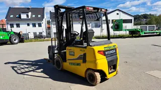 Vorschaubild 2 einer Mietmaschine vom Typ 3 tonnes electric | Hyundai 30BH-9 6000 mm