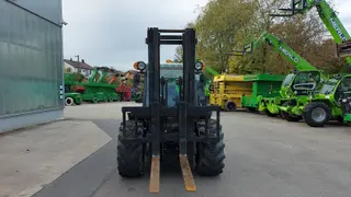 Vorschaubild 1 einer Mietmaschine vom Typ 5 tonne rough terrain forklift | Ausa C500H x4