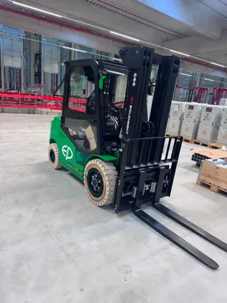 Vorschaubild 1 einer Mietmaschine vom Typ 3.8-tonne Electric Forklift | EP EFL382X5 4800 mm