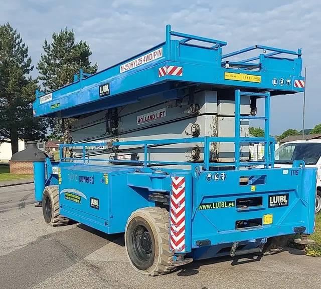 Bild 1 einer Mietmaschine vom Typ SBH-270 | Holland Lift M250HYL25 Combistar 4WD P/N
