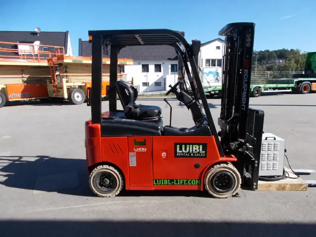 Bild 3 einer Mietmaschine vom Typ 2 tonne electric four-wheeler | EP CPD20L1-Li 4700 mm