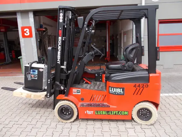 Bild 0 einer Mietmaschine vom Typ 2 tonne electric four-wheeler | EP CPD20L1-Li 4700 mm