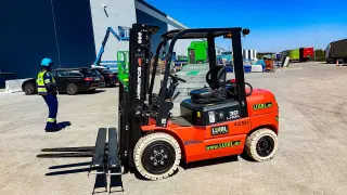 Obrázek stroje k pronájmu typu Elektrický 3tunový | Triplexní stožár EP EFL302 4800 mm