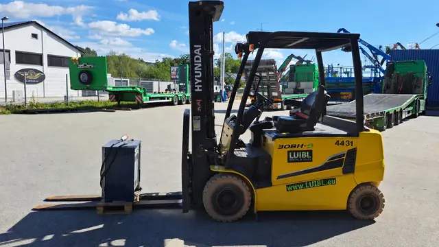 Bild 0 einer Mietmaschine vom Typ 3 tonnes electric | Hyundai 30BH-9 6000 mm