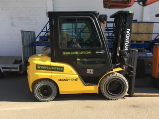 Obrázek stroje k pronájmu typu 3tunový dieselový | Hyundai 30D-9 4700 mm