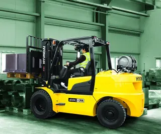 Obrázek stroje k pronájmu typu 4 tuny benzínu | Hyundai 40L-7A 6030 mm