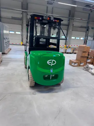 Vorschaubild 2 einer Mietmaschine vom Typ 3.8-tonne Electric Forklift | EP EFL382X5 4800 mm